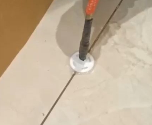 岳阳瓷砖空鼓维修公司专业解答瓷砖在铺贴过程中，如果没有涂抹均匀到位的粘结材料（如水泥砂浆或瓷砖胶），可能会导致以下问题