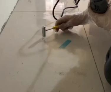 岳阳瓷砖开裂维修公司专业分享瓷砖在铺贴前如果没有沥干水分，将会导致以下问题